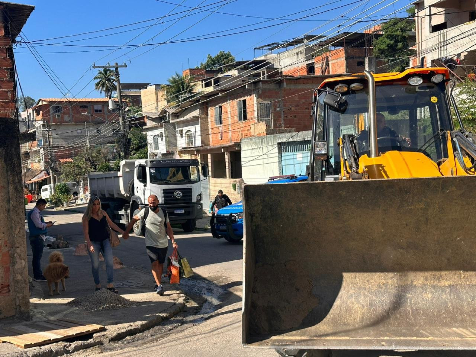 Policiais retiram de diversas barricadas nas ruas do Morro do Jordão, em Jacarepaguá - Divulgação