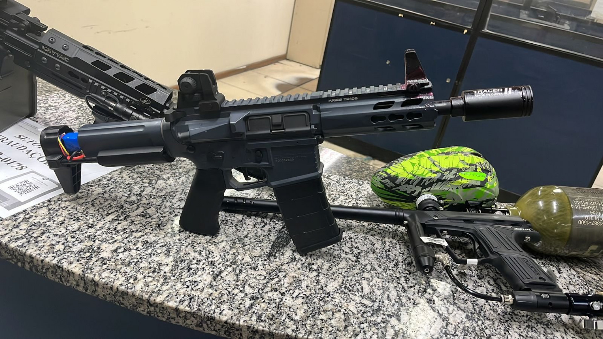 Fuzil de airsoft encontrado com trio na Barra da Tijuca, na Zona Oeste - Reprodução