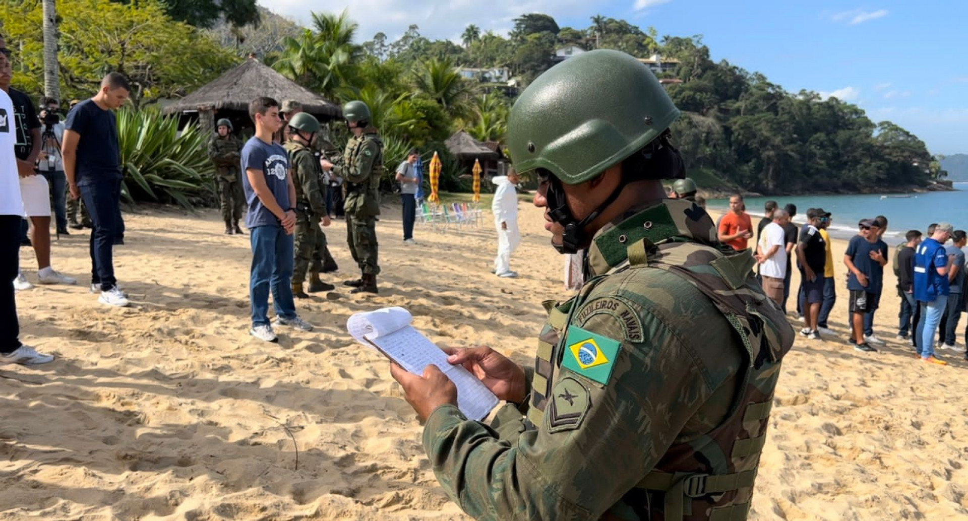 Moradores da Praia Vermelha sendo evacuados  - Divulga&ccedil;&atilde;o/CN
