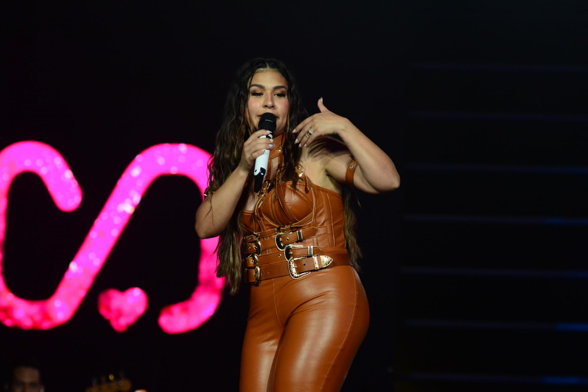 Simone Mendes se apresenta na Festa do Peão de Barretos, em São Paulo. Calça da cantora rasgou e ela precisou amarrar um casaco na cintura - Webert Belicio / Ag. News