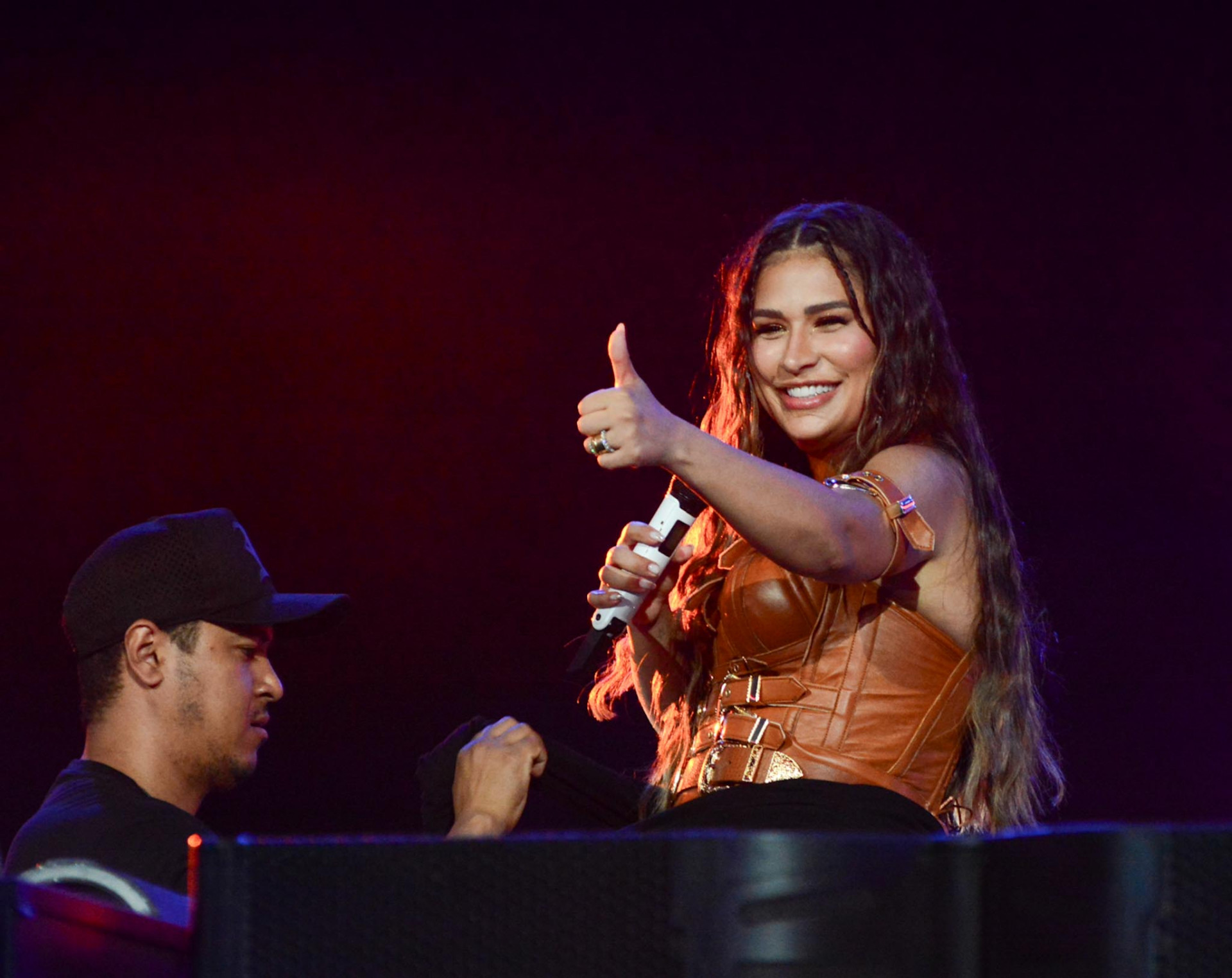 Simone Mendes se apresenta na Festa do Peão de Barretos, em São Paulo. Calça da cantora rasgou e ela precisou amarrar um casaco na cintura - Webert Belicio / Ag. News
