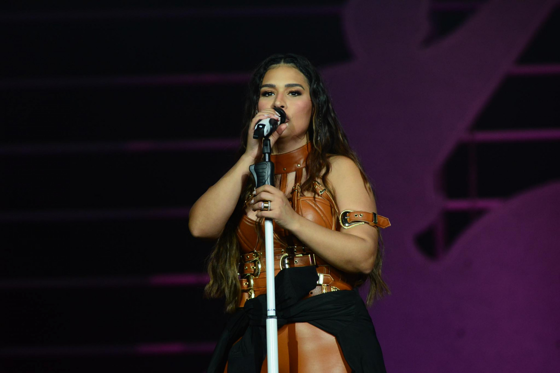 Simone Mendes se apresenta na Festa do Peão de Barretos, em São Paulo. Calça da cantora rasgou e ela precisou amarrar um casaco na cintura - Webert Belicio / Ag. News