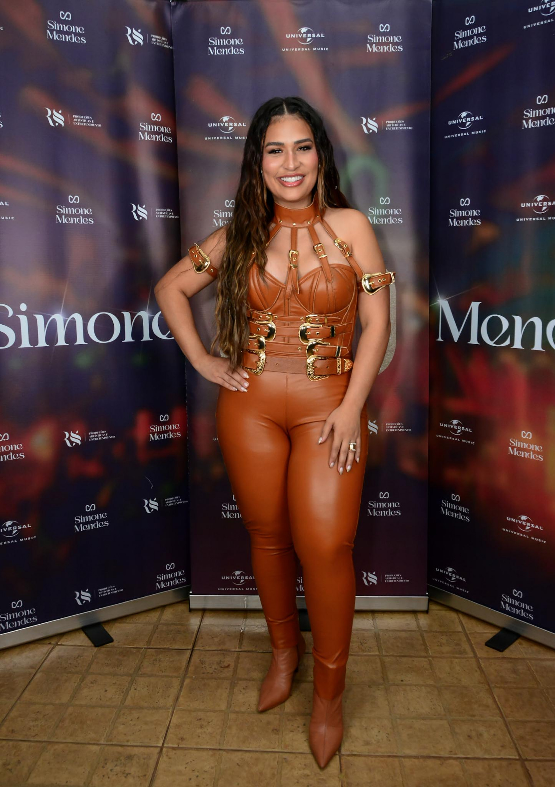 Simone Mendes se apresenta na Festa do Peão de Barretos, em São Paulo. Calça da cantora rasgou e ela precisou amarrar um casaco na cintura - Webert Belicio / Ag. News