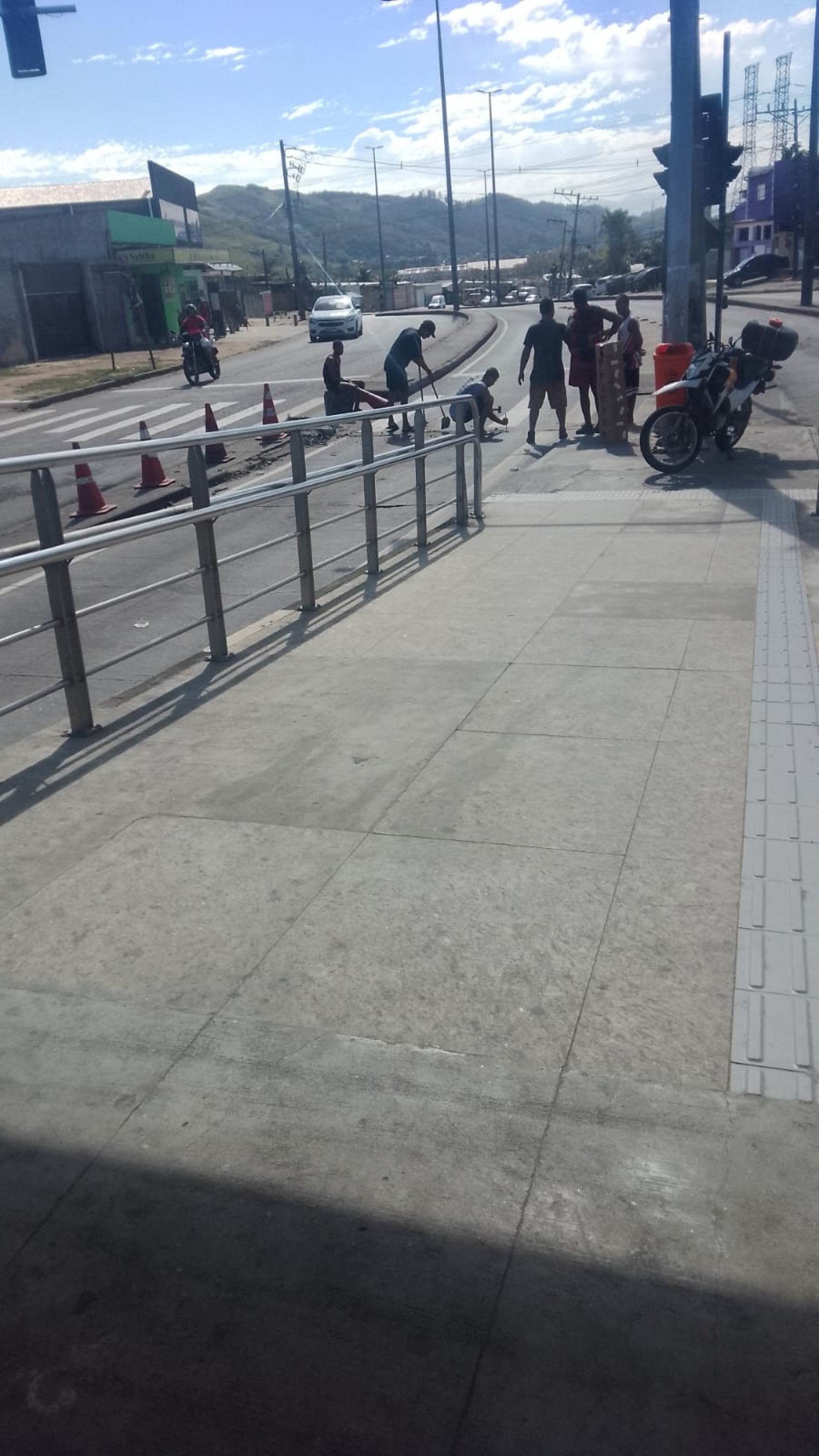 Os homens tentavam cortar o asfalto para furtar energia da estação Vila Paciência