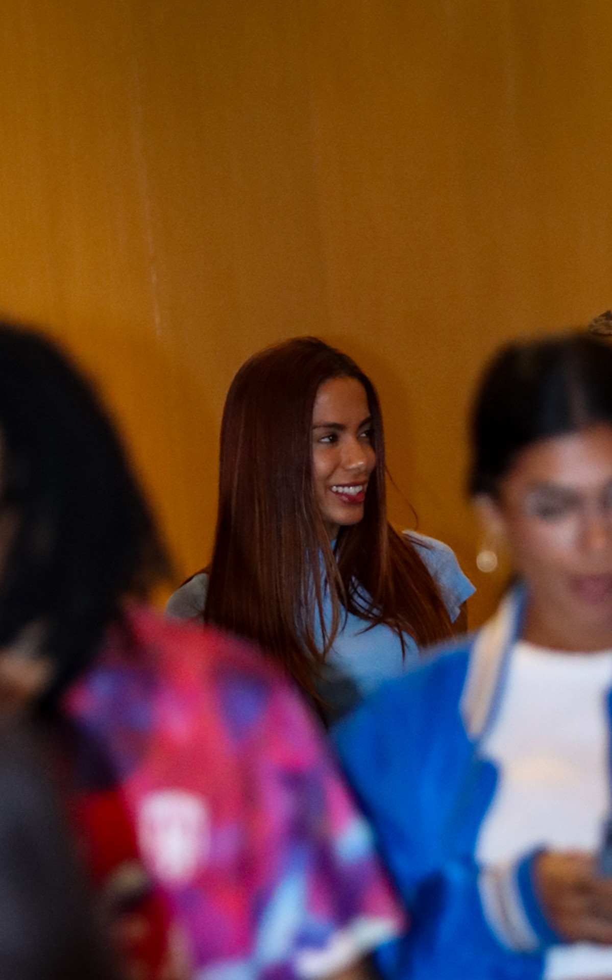 Anitta é flagrada deixando cinema após assistir o filme \'Besouro Azul\', estrelado por Bruna Marquezine