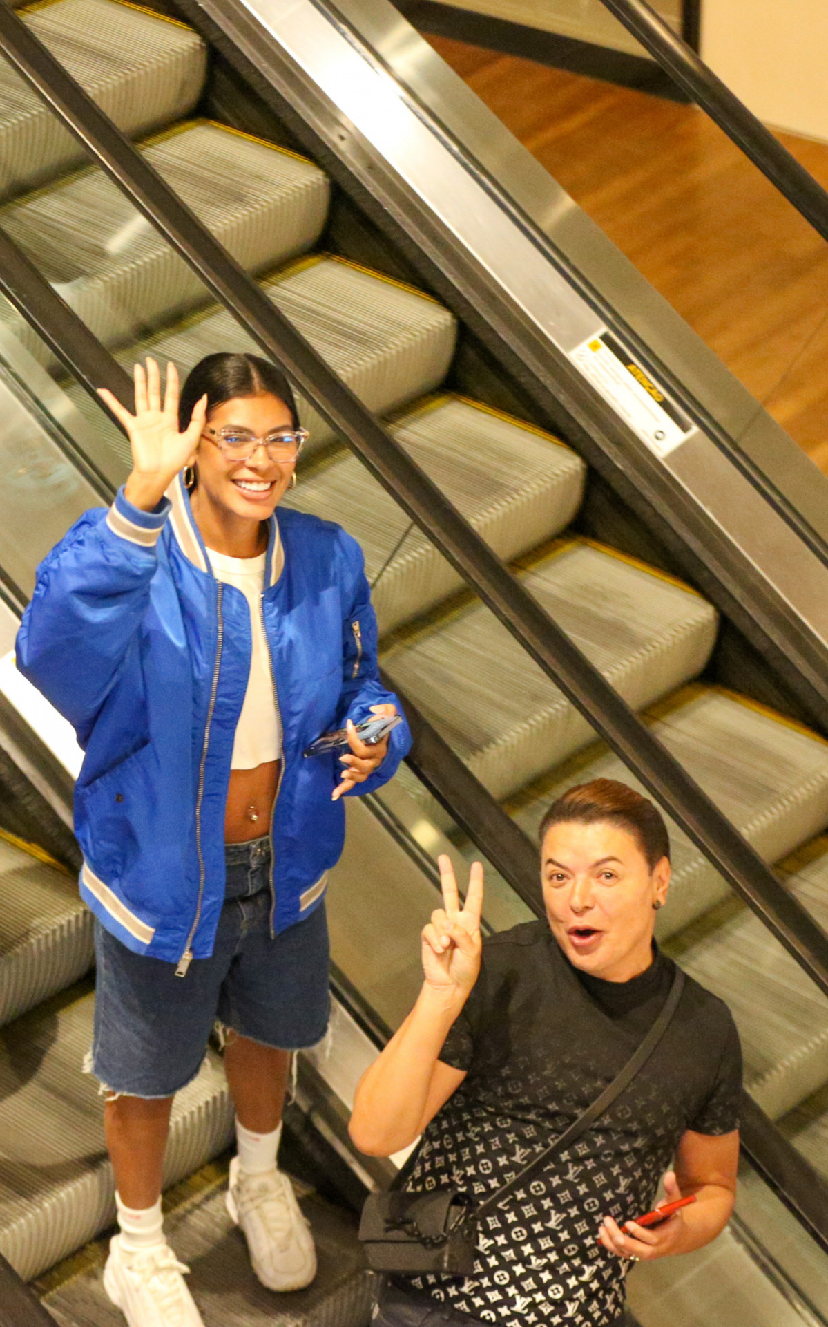 Pocah e David Brazil foram flagrados deixando cinema após assistir o filme \'Besouro Azul\', estrelado por Bruna Marquezine