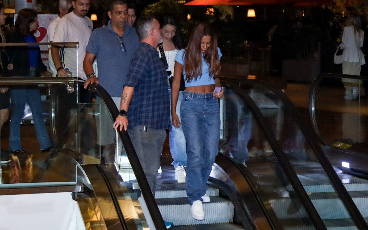 Anitta é flagrada deixando cinema após assistir o filme \'Besouro Azul\', estrelado por Bruna Marquezine