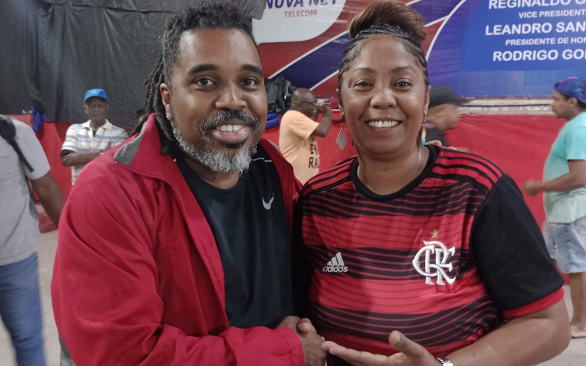 Mestre Washington recebendo o abraço de boas vindas da Chocalhete, Joana Angélica