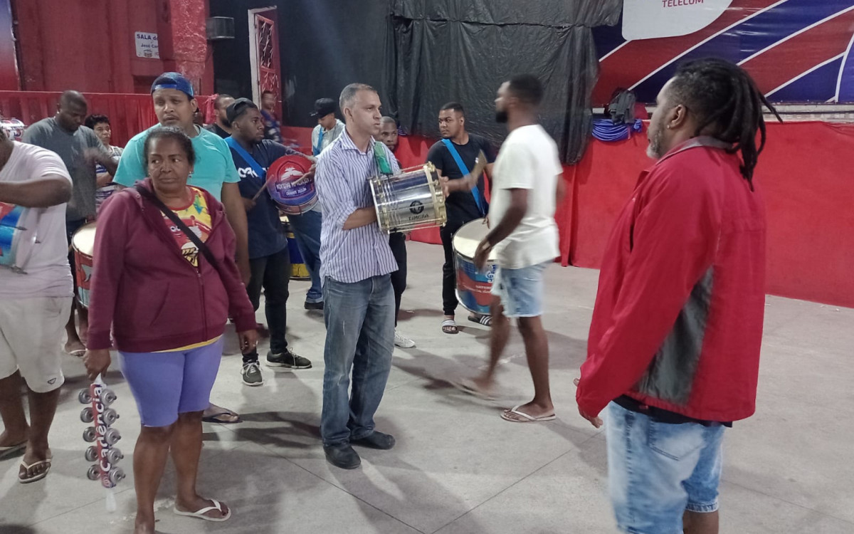 Os mestres comandando o ensaio da Bateria da Inocentes