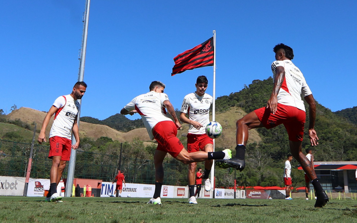 Ayrton Lucas em treino do Flamengo - Gilvan de Souza / Flamengo