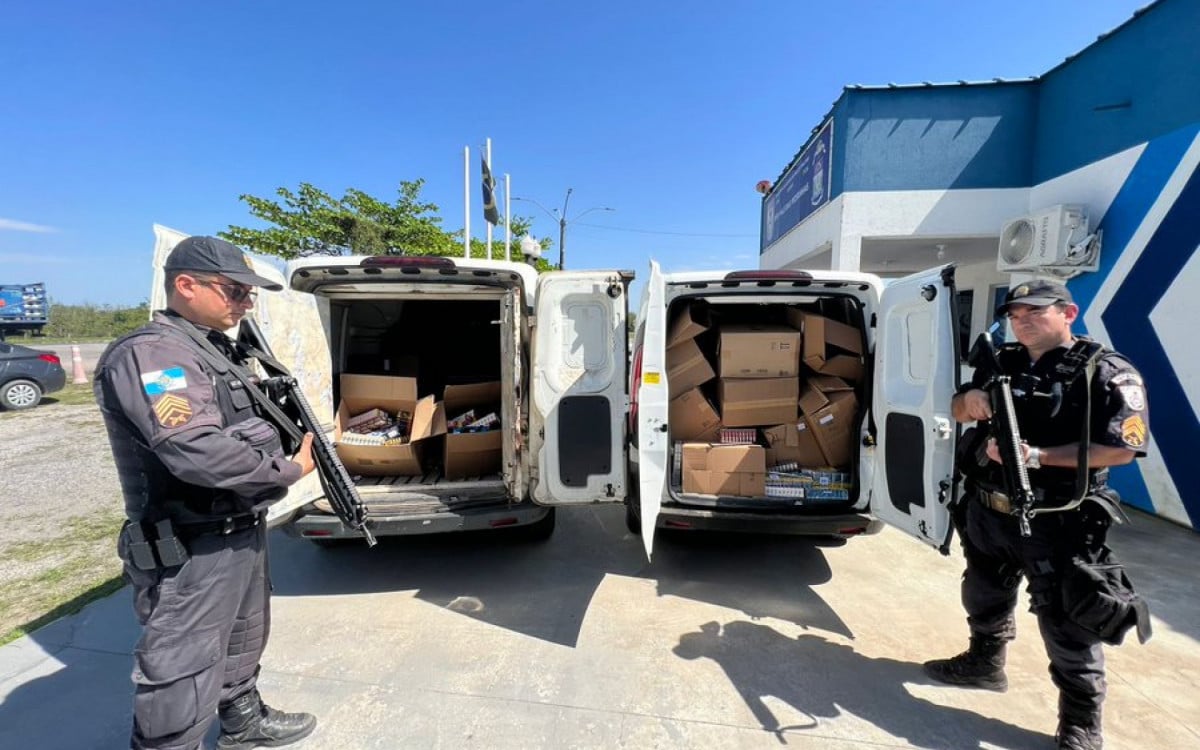 Policiais militares do 34º BPM recuperam carga roubada de cigarros em Guapimirim - Foto: PMERJ - Redes Sociais
