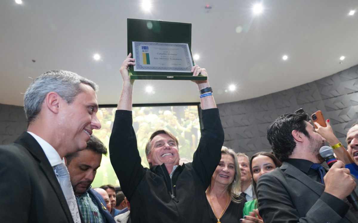 Jair Bolsonaro com o título de cidadão goiano na sexta-feira, 18           