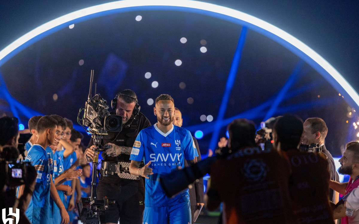 Neymar é apresentado pelo Al-Hilal