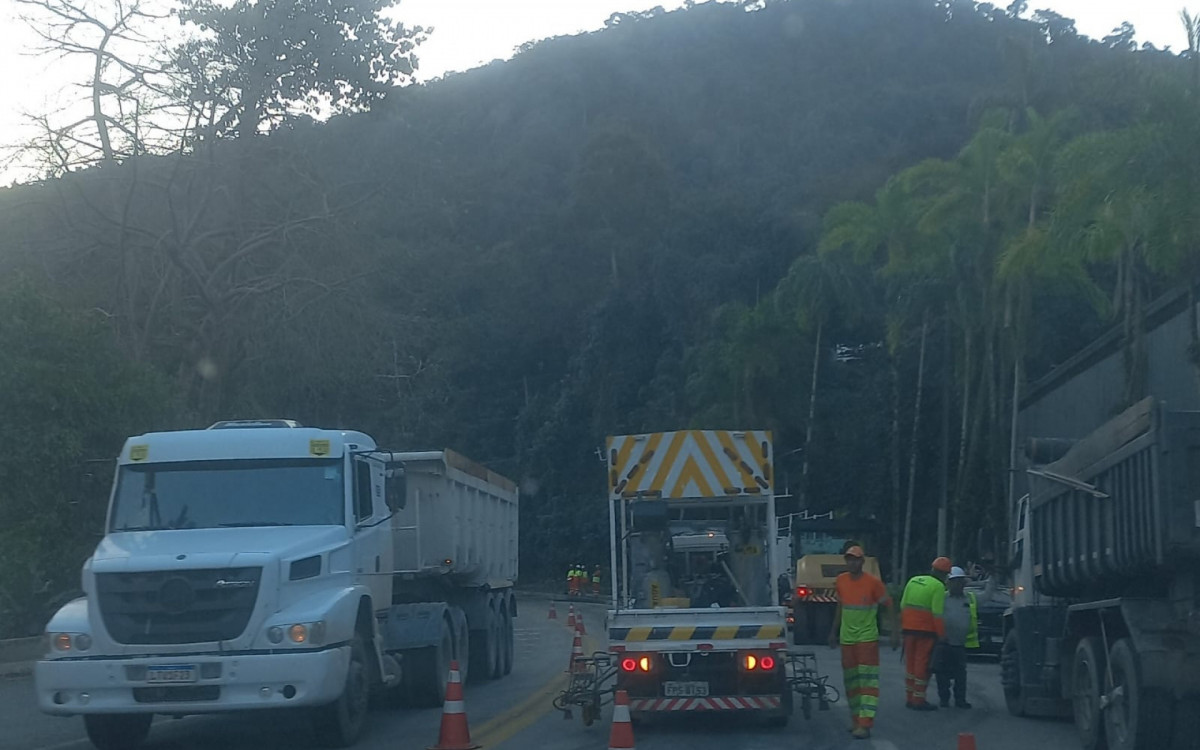 Caminhões da CCR na Rio-Santos em Angra
