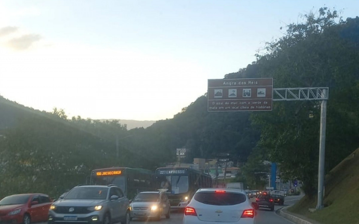 Descida do trevo de Angra acesso ao centro da cidade