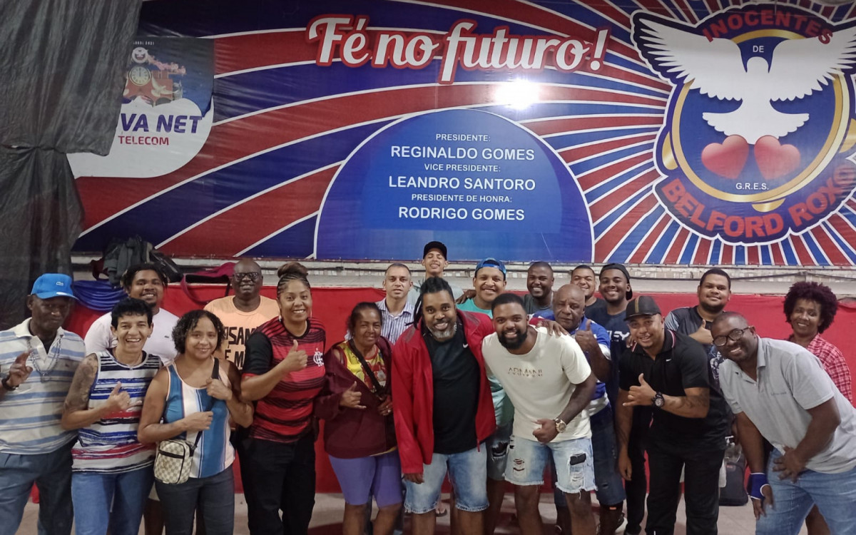 Mestre Washington com alguns ritmistas da Inocentes