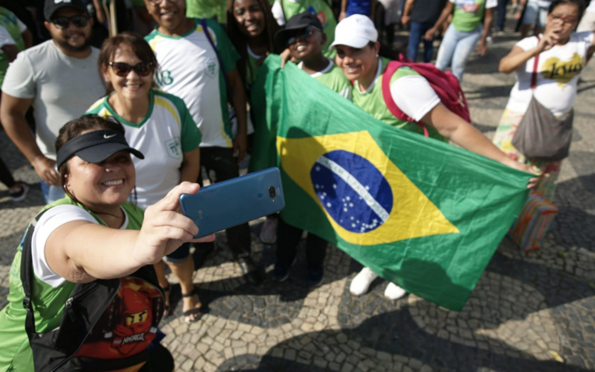 Milhares de fiéis se reúnem no Centro do Rio