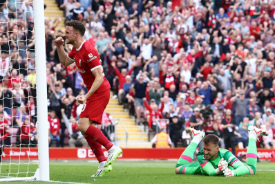 Liverpool vira dentro de casa e vence a primeira na Premier League