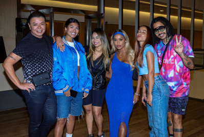 Anitta e mais famosos são flagrados saindo de cinema após assistirem 'Besouro Azul'