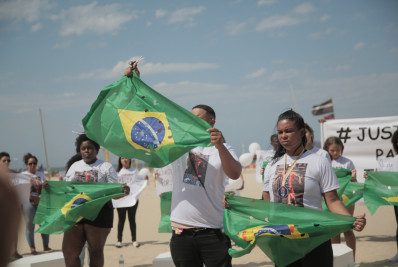 Ato em Copacabana pede justiça pela morte de adolescente na Cidade de Deus