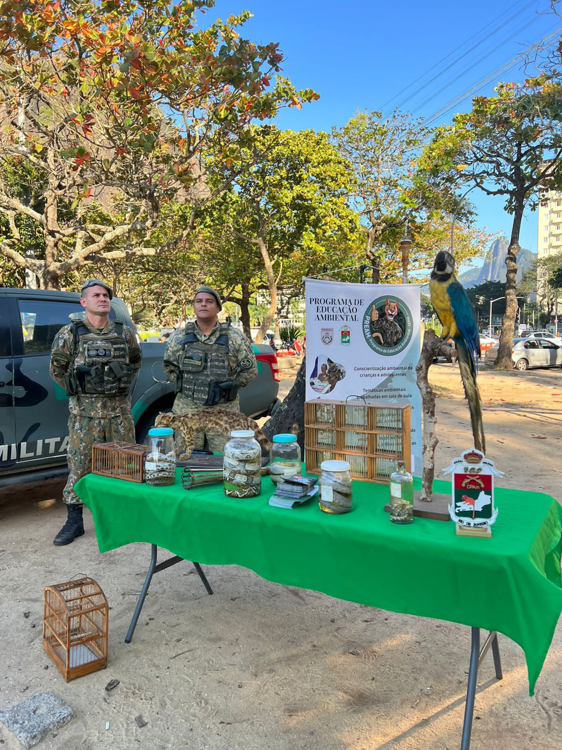 Ação de conscientização e exposição nas trilhas da Praia da Urca, na Zona Sul 