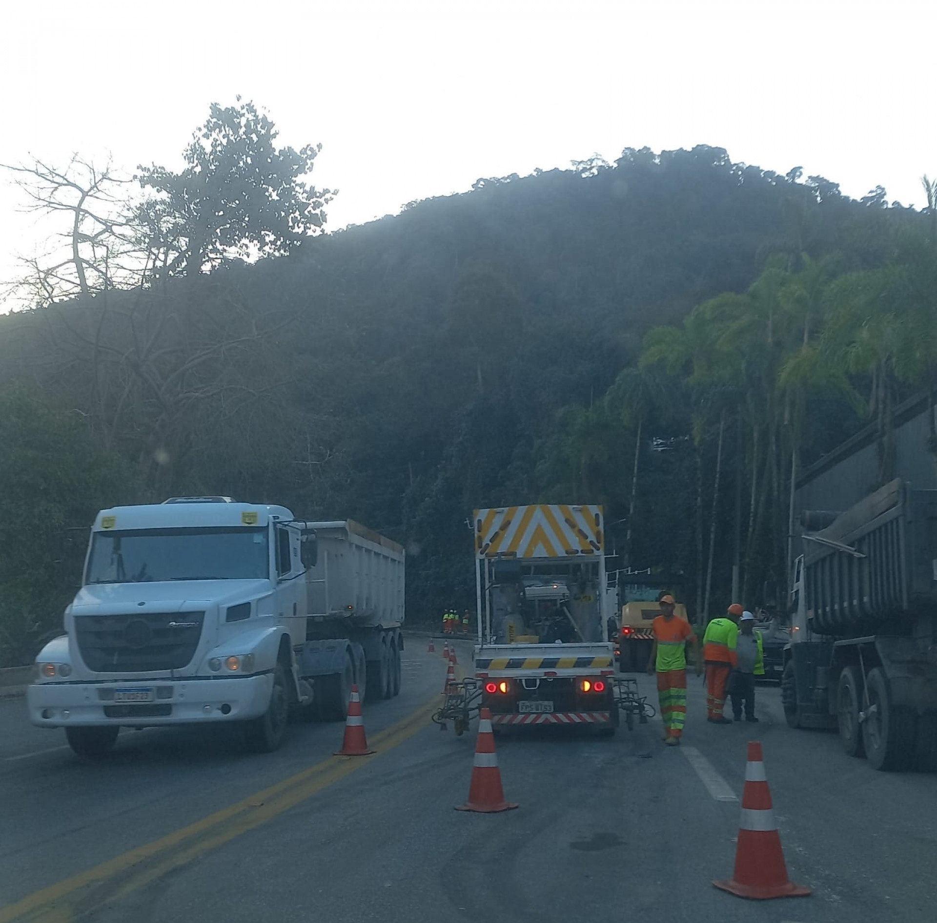 Caminhões da CCR na Rio-Santos em Angra - Divulgação