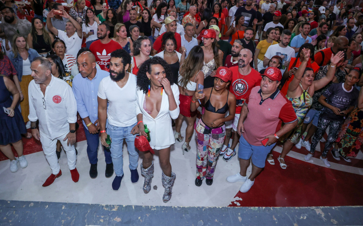 Elenco de \'Terra e Paixão\' curte samba na quadra do Salgueiro