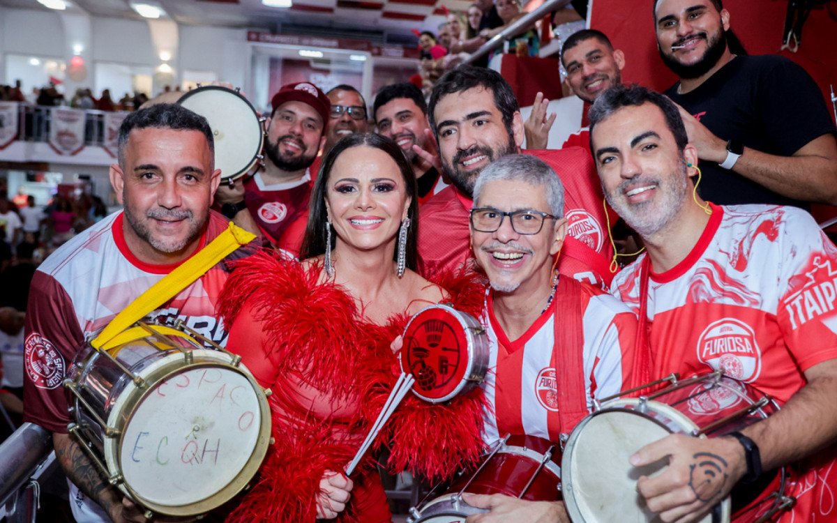 Viviane Araújo curte o sábado na quadra do Salgueiro