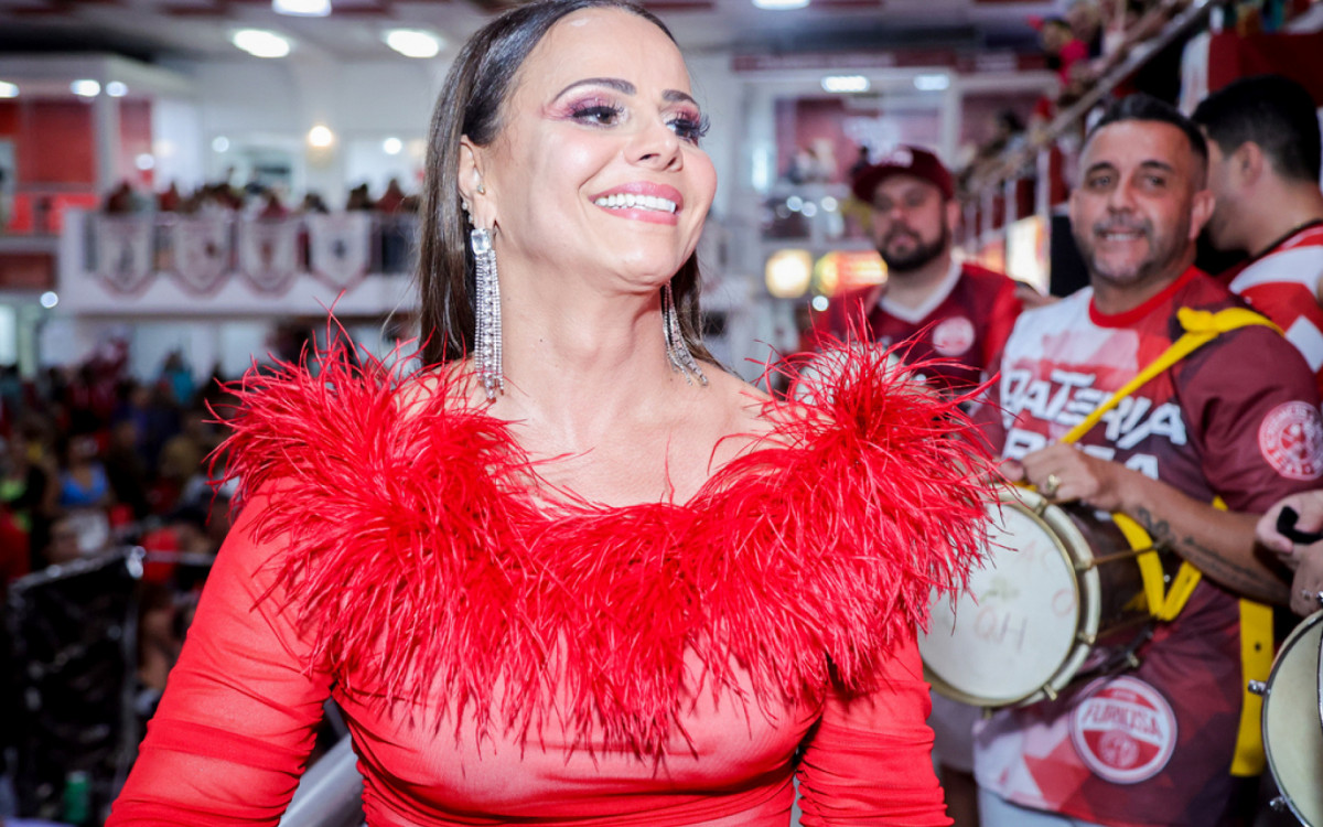 Viviane Araújo curte o sábado na quadra do Salgueiro