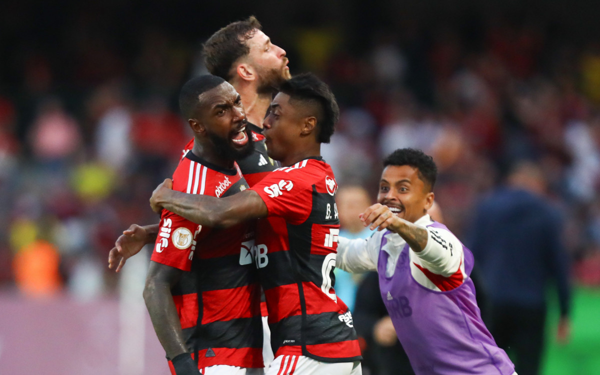 Gerson marcou golaço no fim e garantiu a vitória do Flamengo sobre o Coritiba