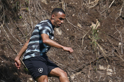 Marçal tranquiliza torcida do Botafogo após dores na panturrilha: 'Nada grave'