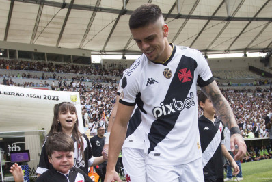 Menino Gui vai ao Maracanã pela primeira vez e entra em campo com Gabriel Pec em jogo do Vasco