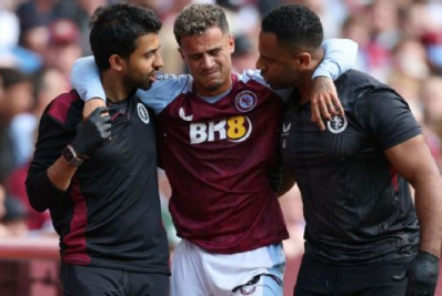 Time de Philippe Coutinho goleia, mas brasileiro sai da partida lesionado