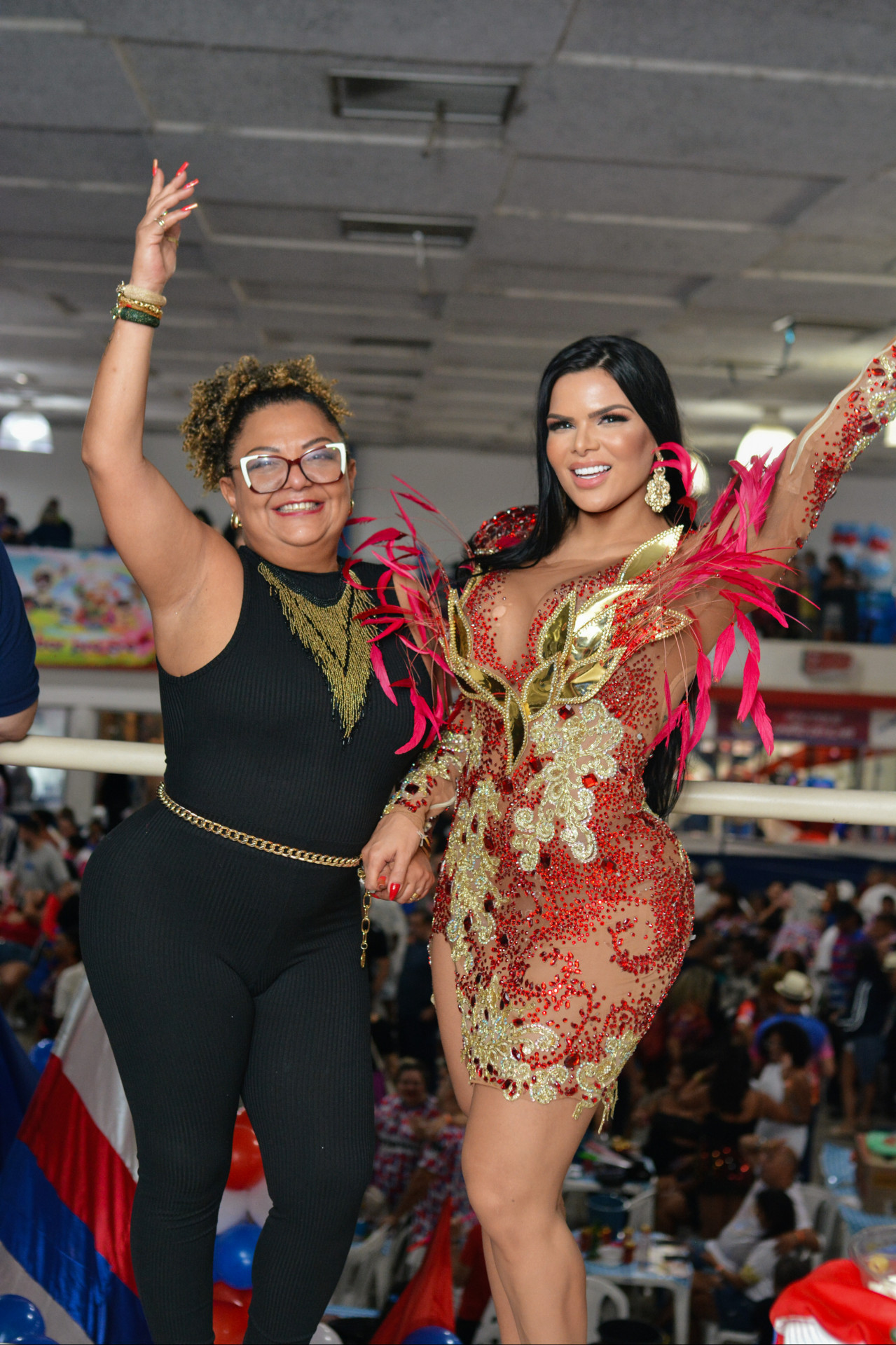 Juliana Souza, rainha de bateria da União da Ilha, recebe Babi Cruz, mulher de Arlindo Cruz - Divulgação: Adriano Reis/ Palmer Assessoria de Comunicação