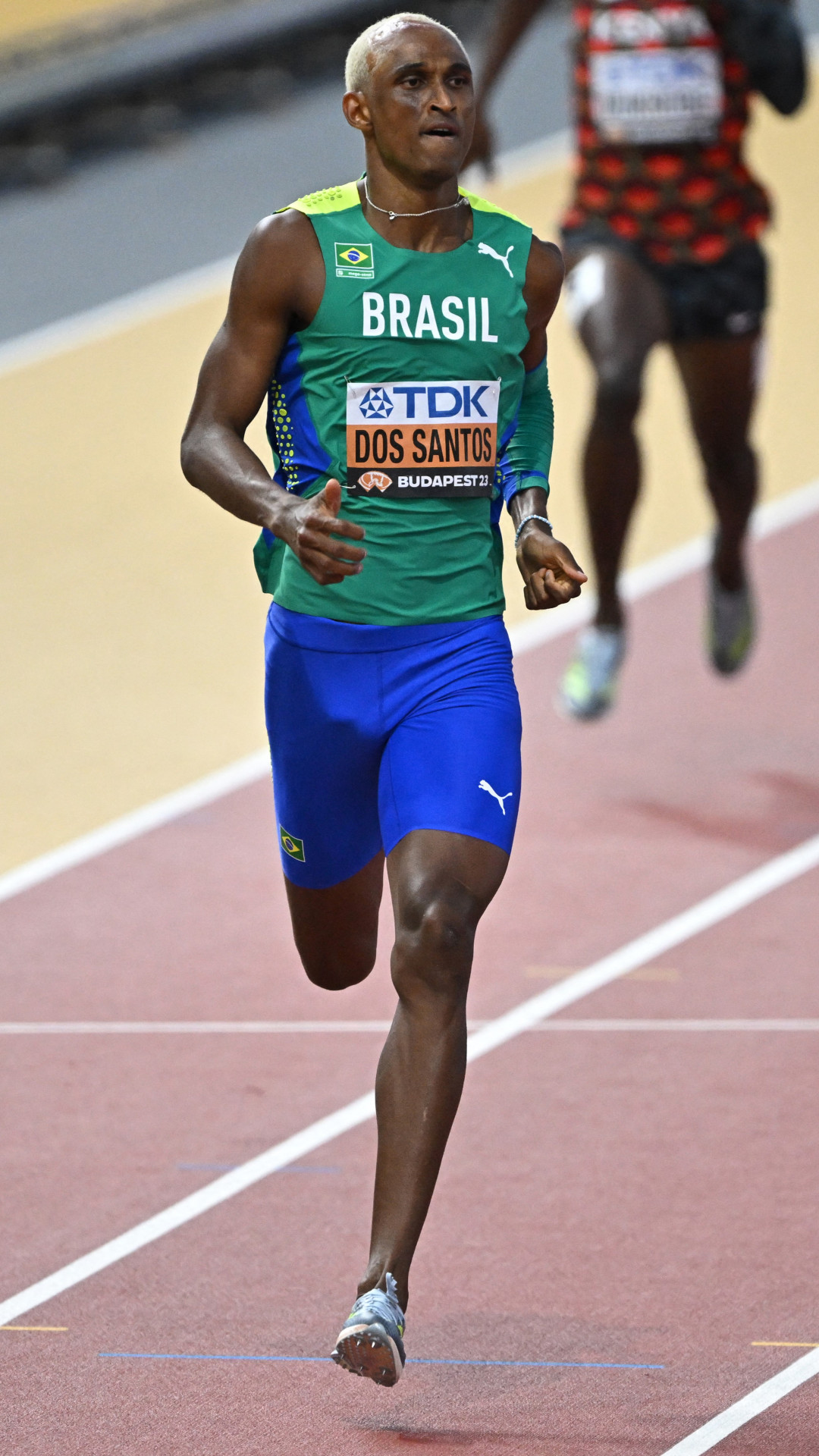 Alison dos Santos é campeão mundial dos 400 m com barreiras