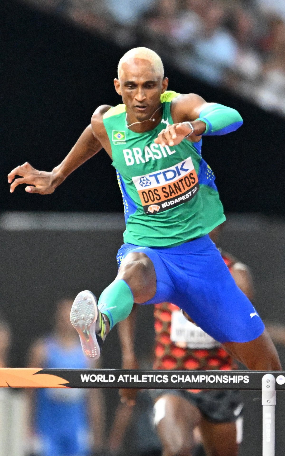 Alison dos Santos é campeão mundial dos 400 m com barreiras