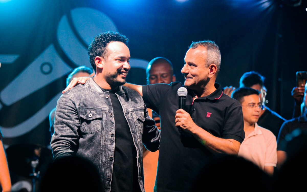 Prefeito Waguinho cumprimentou o cantor Misaías Oliveira e destacou que busca forças em Deus para continuar o trabalho