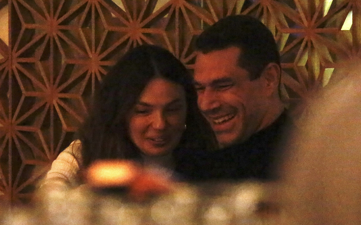 Isis Valverde e Marcus Buaiz se divertem durante jantar -  