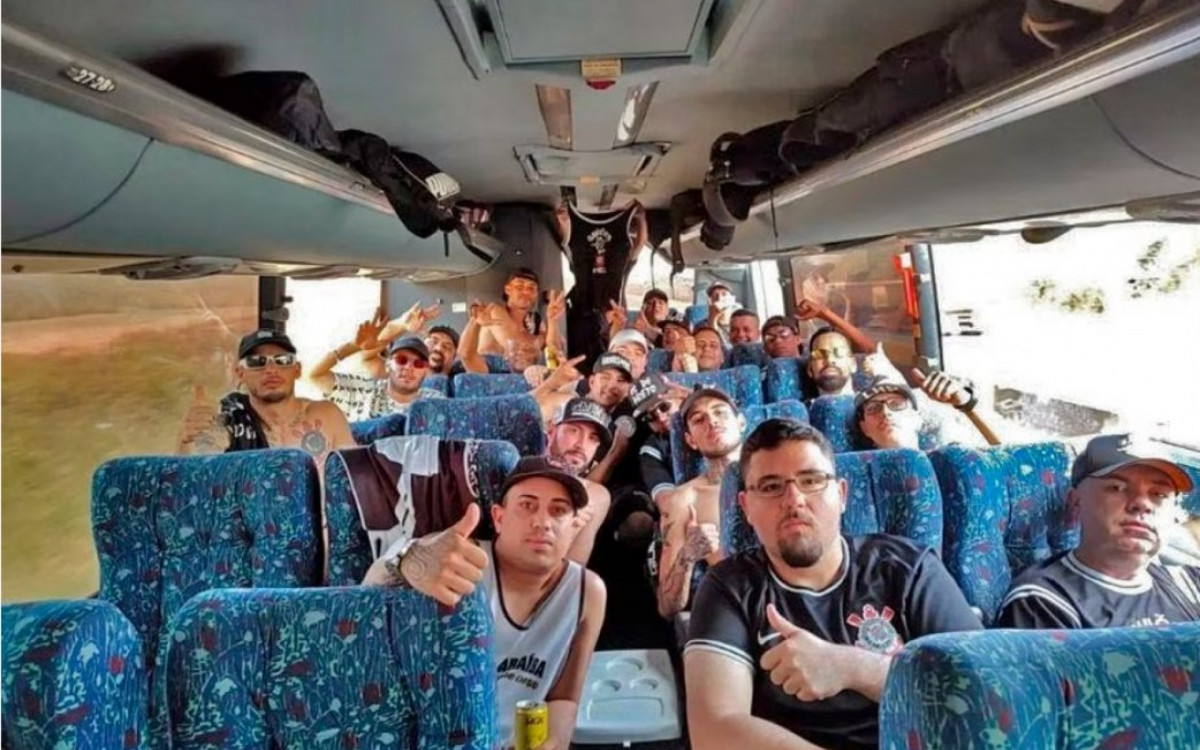 Foto publicada por torcedor mostra torcedores ainda na tarde de sábado (19) - Reprodução: redes sociais