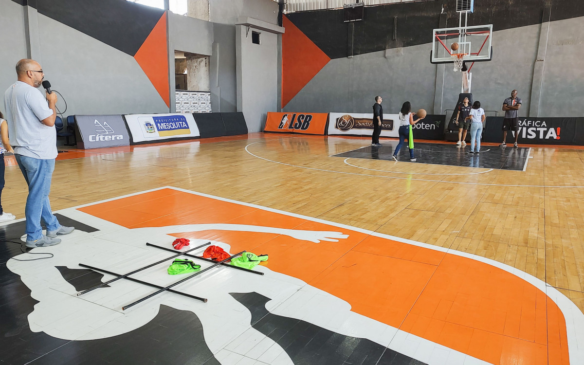 Alunos de Mesquita conhecem profissionais do basquete na Arena Sodiê