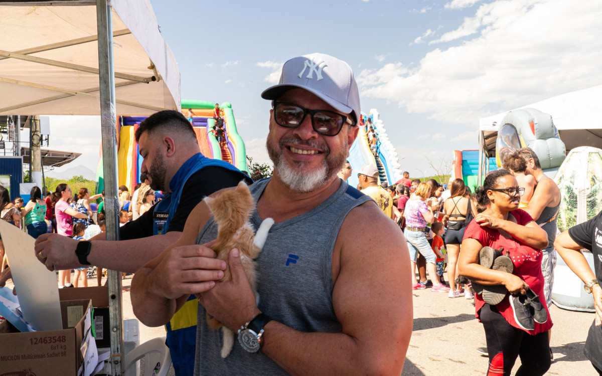Giovani Fernandes, morador de Mesquita, e que todo sábado de manhã corre no Parque do Gericinó, aproveitou a feira para levar um gatinho filhote para casa