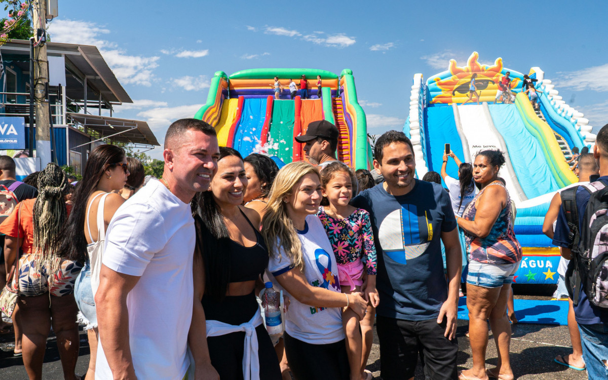 O prefeito Abraãozinho (camisa preta), ao lado da vice Professora Flávia e o deputado estadual Rafael Nobre prestigiaram o evento no Gericinó