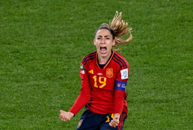 Autora do gol do título da Espanha se manifesta pela primeira vez após morte do pai