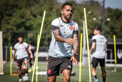 Com pouco espaço com Ramón Díaz, Alex Teixeira deve deixar o Vasco
