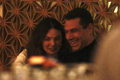 Isis Valverde e Marcus Buaiz dão boas risadas durante jantar 