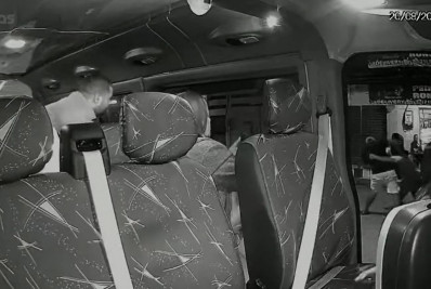 Vídeo: motorista de van é agredido por passageiro que se recusou a pagar passagem em Belford Roxo