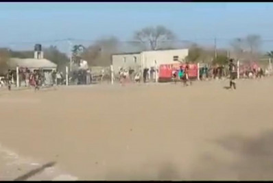 Vídeo! Árbitro desmaia e é internado após tomar cabeçada de jogador