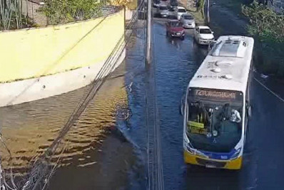 Vazamento de água alaga a Avenida Martin Luther King Jr causa transtornos na Zona Norte