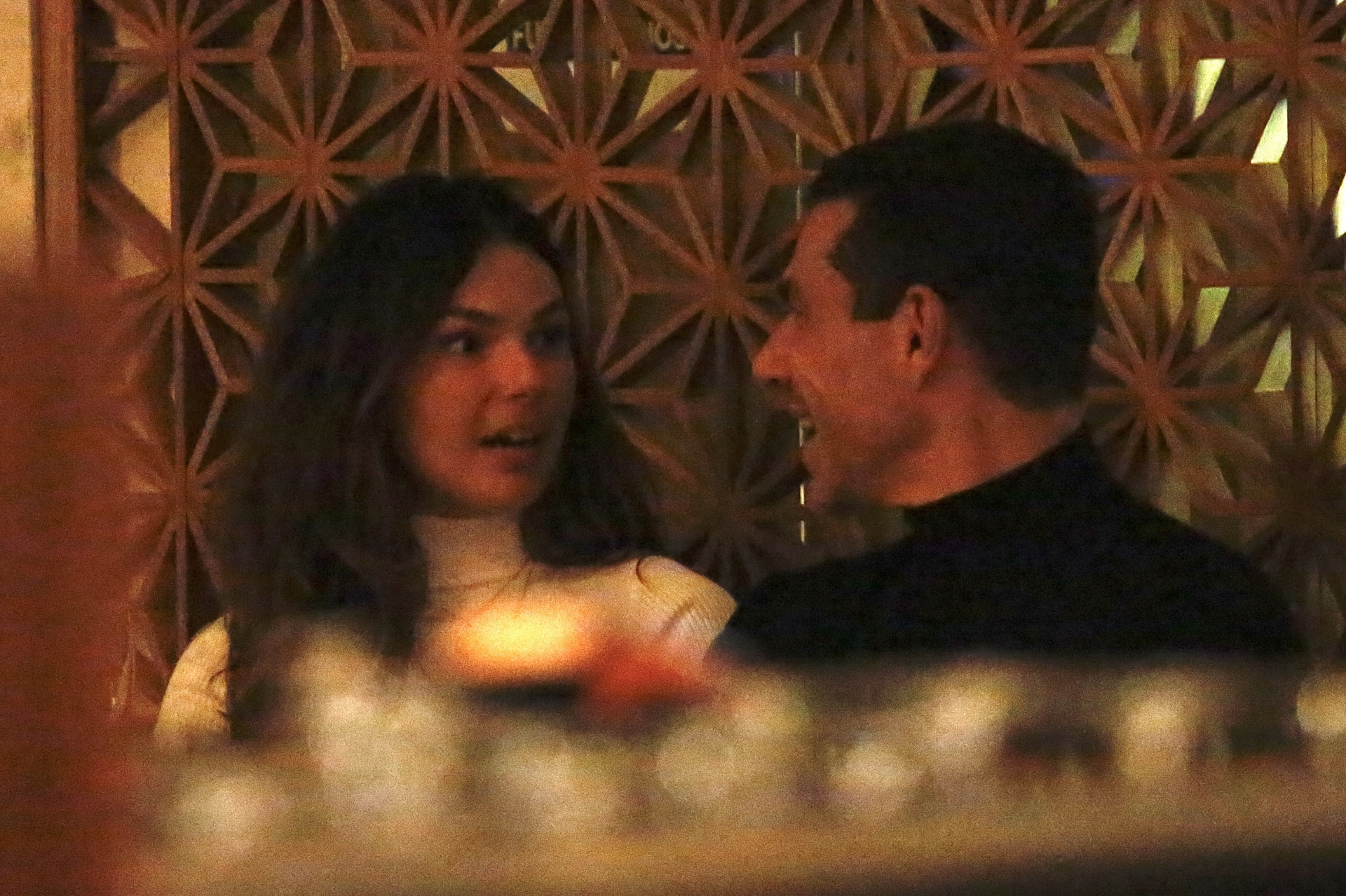 Isis Valverde e Marcus Buaiz se divertem durante jantar -   