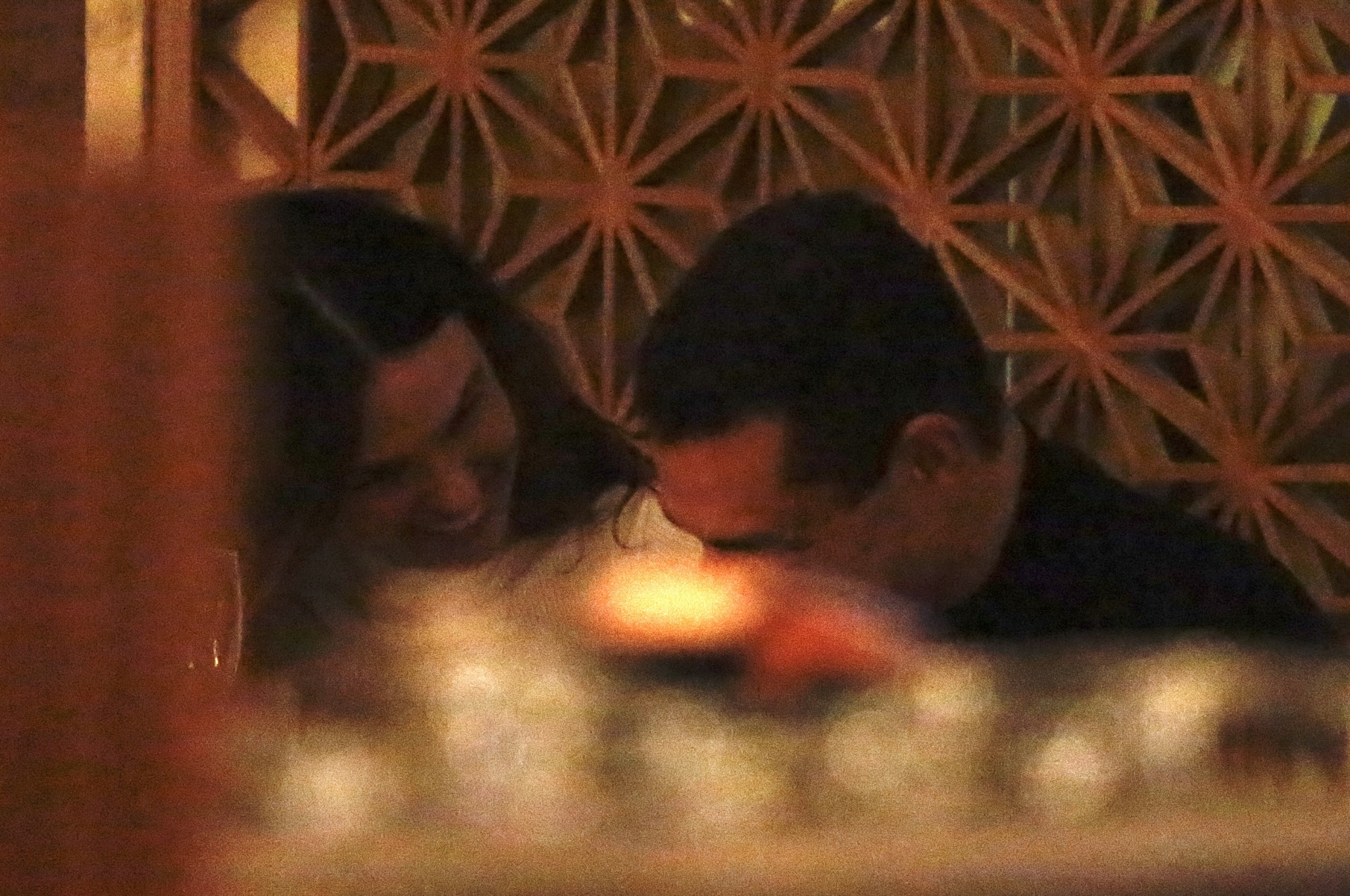 Isis Valverde e Marcus Buaiz se divertem durante jantar -   